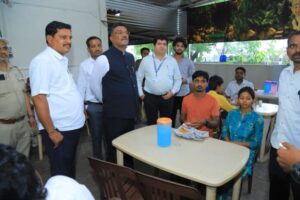परिवहन मंत्री प्रताप सरनाईक यांची महामार्गावरील हॉटेल थांब्यांना अचानक भेट….